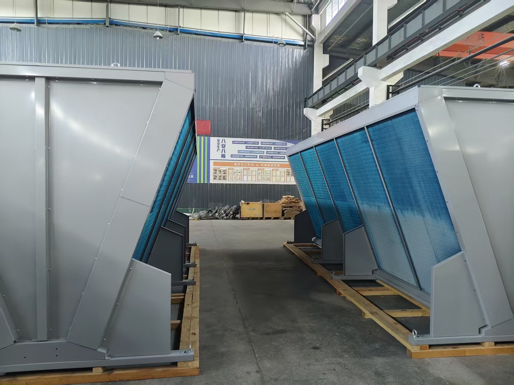 V-shaped top blow air condenser